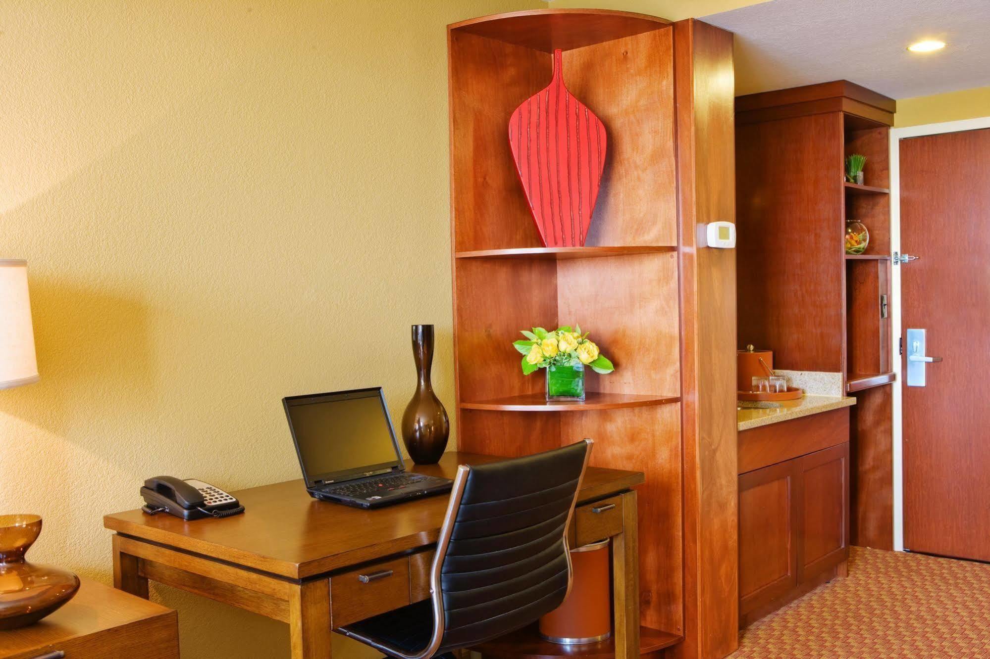 Courtyard By Marriott Boston Logan Airport Ξενοδοχείο Εξωτερικό φωτογραφία